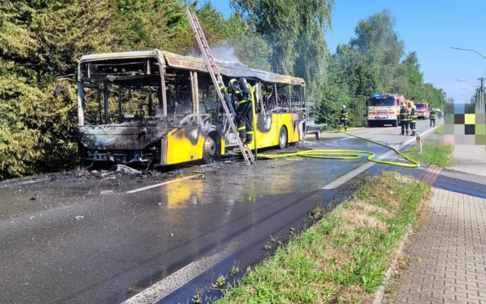 Požár autobusu v Ropici způsobil škodu milion korun, cestující včas unikli