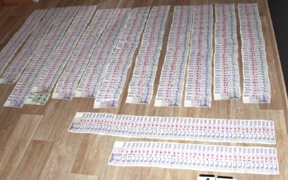 Policejní TOXI tým dopadl gang výrobců obřího množství pervitinu. Doma měli statisíce korun