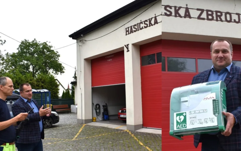 Náměstek primátora Lukáš Kmec před zbrojnicí v Lískovci připravuje umístění AED