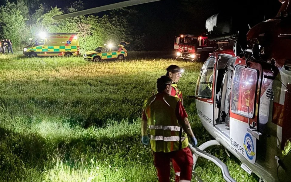 Čtyřkolka havarovala v terénu a zranili se dva lidé. U nehody zasahoval i vrtulník letecké záchranky
