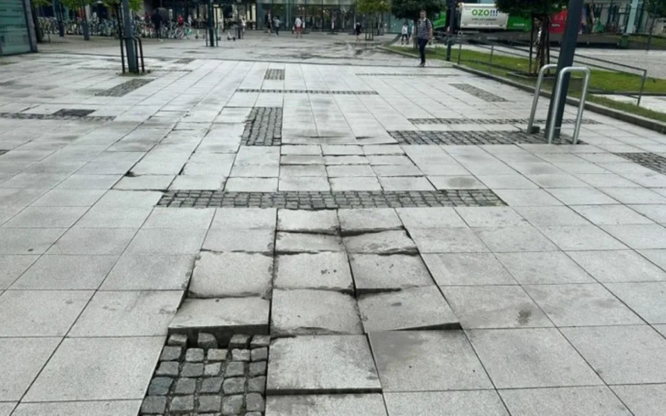 Poškozená dlažba na Nové Karolině