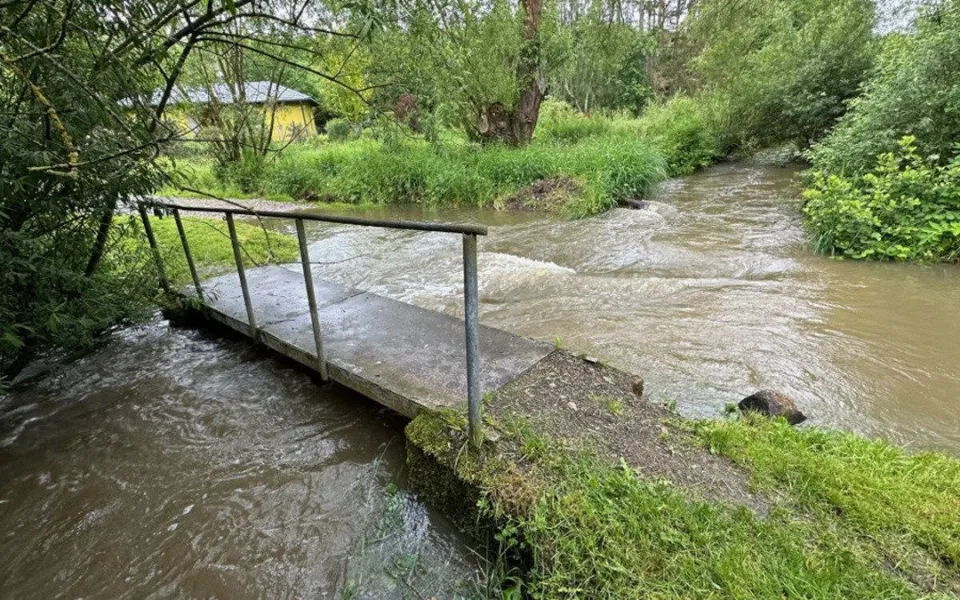 V podhůří Beskyd po deštích toky vystoupaly na první povodňové stupně