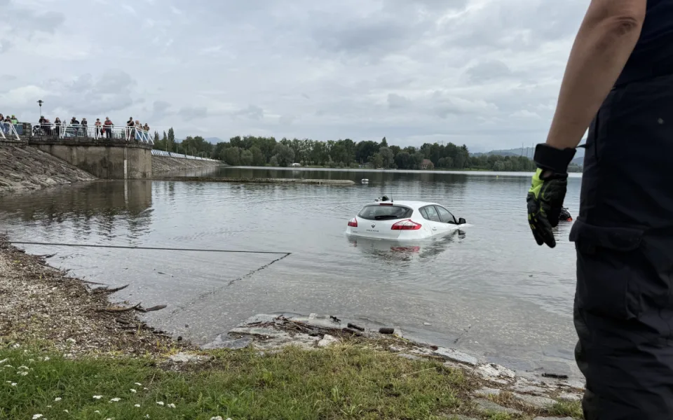 VIDEO: Hasiči spolu s potápěči lovili auto z vodní nádrže, řidička ho nezabrzdila