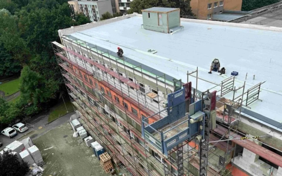 V rekonstrukcích hlavních budov pokračuje za provozu Rehabilitační ústav Hrabyně a Chuchelná