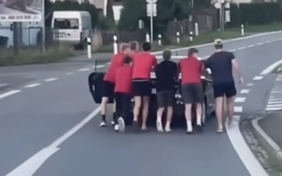 Dorostenci Ocelářů zářili nejen na ledě, ale i na silnici. Pomohli řidiči v nouzi.
