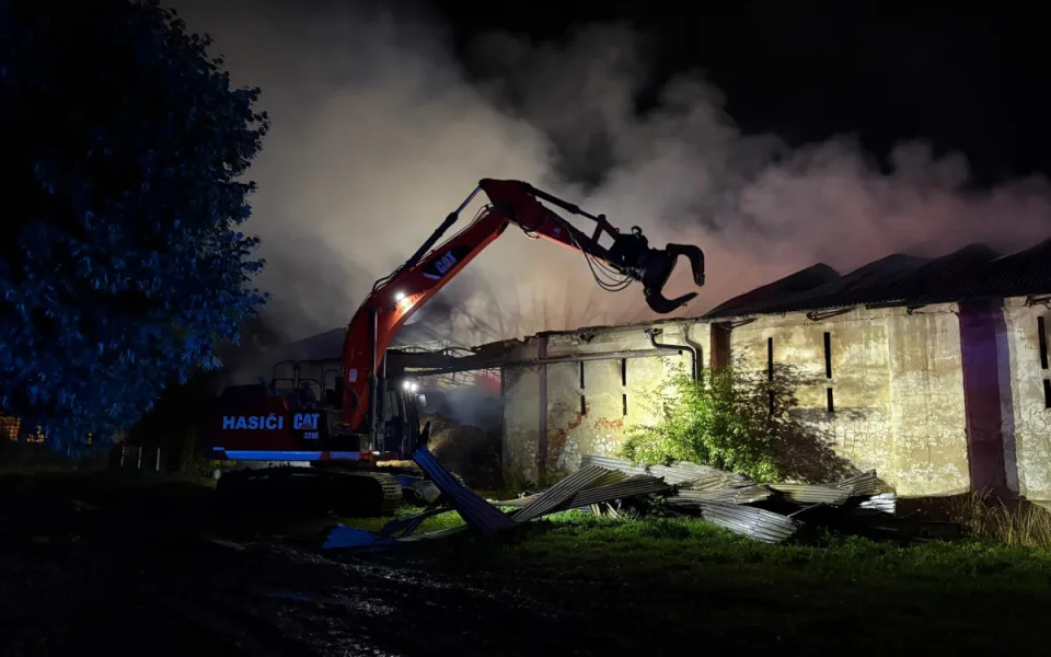V Kravařích v noci hořel seník. Hasiči požár likvidovali několik hodin