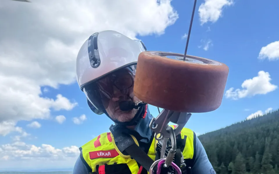 Píchnutí včelou, nehoda motorky i zraněný turista. Letečtí záchranáři měli napilno