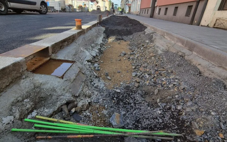 FOTO: Stavební práce na ulici Přemyslovců se chýlí ke konci, přišel čas zeleně