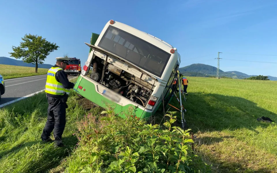 Autobus sjel ze silnice kvůli indispozici řidiče, cestující vyvázli bez zranění.
