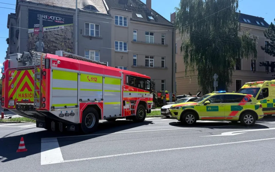 Pět zraněných v Opavě, policejní auto po srážce skončilo na chodníku