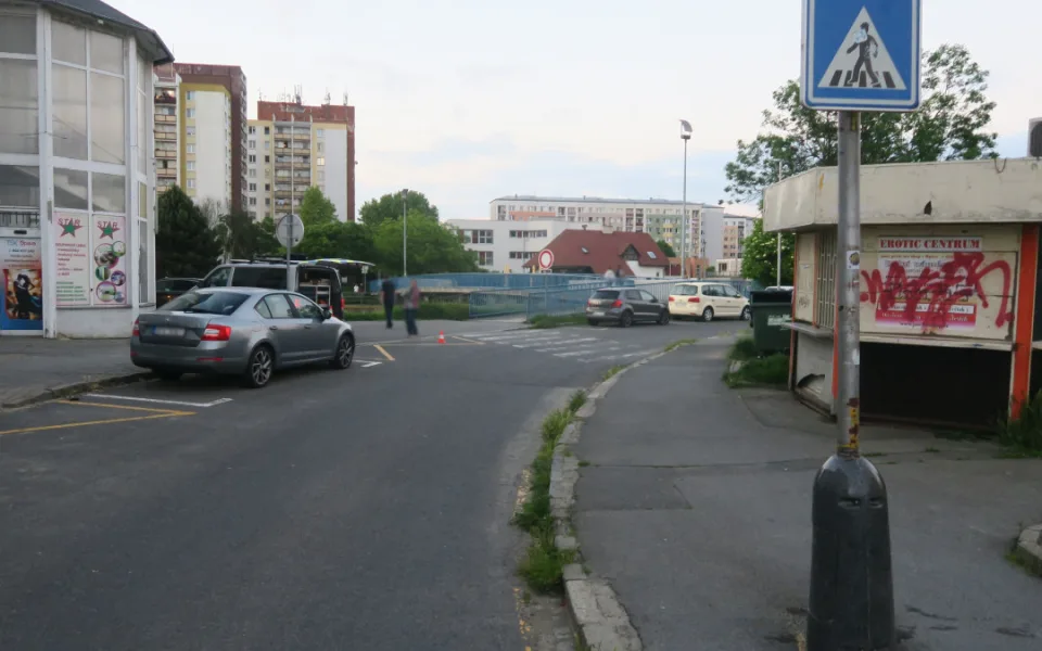 Policie hledá svědky nehody cyklistky a elektrokoloběžky v Opavě.