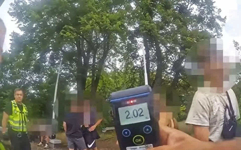 Sedm mladistvých v parku popíjelo alkohol. Šestnáctiletá dívka nadýchala 2,02 promile