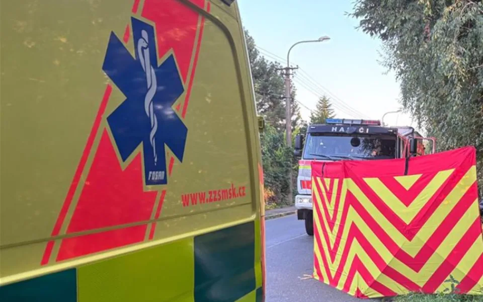 Motorkář dostal smyk a zabil se o dopravní značku, oživovat se ho snažili svědci