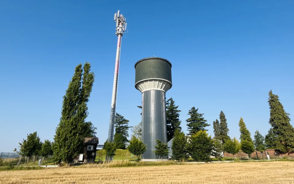 Věžový vodojem v Opavě po kompletní opravě září do dálky novotou