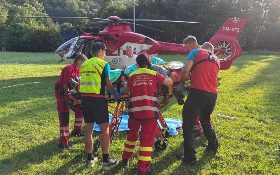 Muž si po pádu z koloběžky vážně poranil hlavu. Do Beskyd pro něj letěl vrtulník
