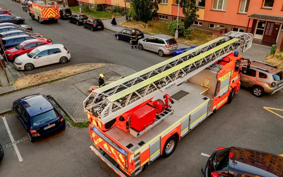 Často jde o centimetry, říkají hasiči k parkování na sídlištích ve Frýdku-Místku. Foto: Se souhlasem města Frýdek-Místek