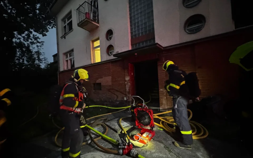 V noci hořel byt v Ostravě, hasiči ze zakouřených prostor zachránili tři osoby. Foto: Se svolením HZS Moravskoslezského kraje