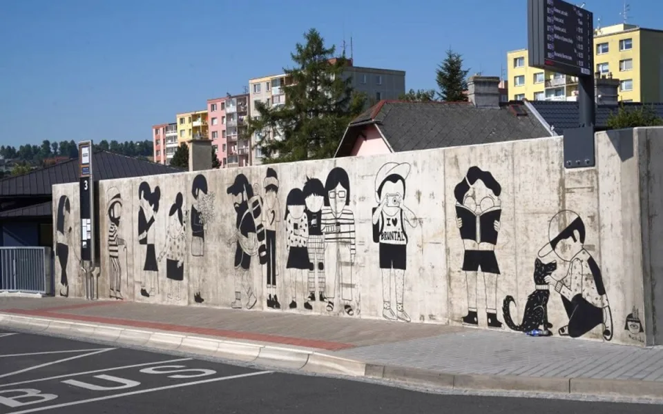 Bruntál je o něco veselejší, mural art zdobí autobusovou zastávku i fasádu domu