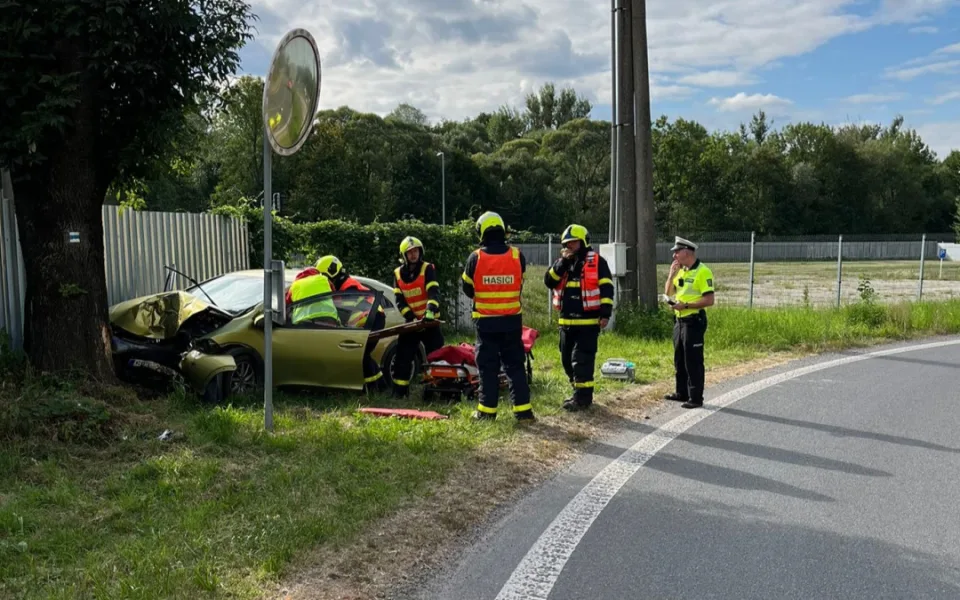 Řidič utrpěl těžké zranění, vyletěl ze silnice a čelně narazil s autem do stromu