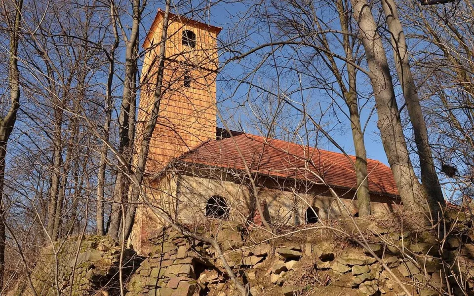Dobrovolníci završí záchranu kostela v zaniklé obci na Bruntálsku