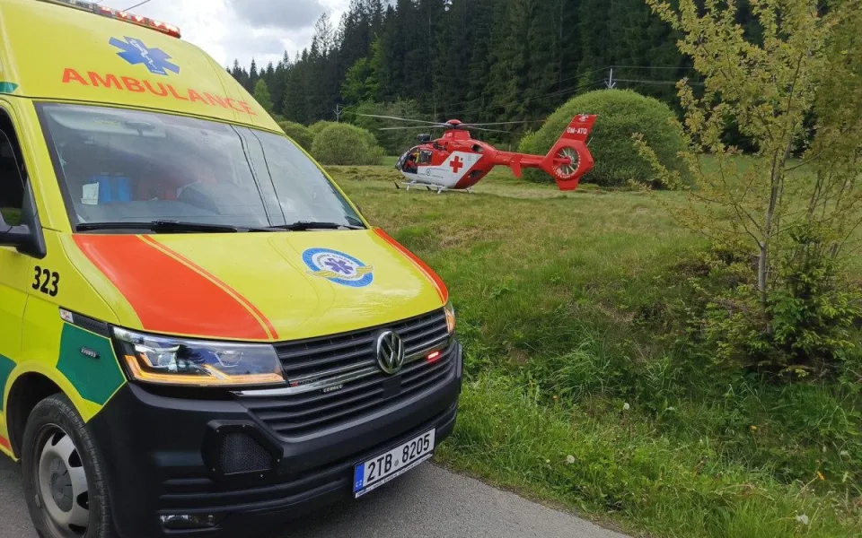 Cyklistku na hlavní silnici srazilo vyjíždějící auto, řidiče čeká trestní řízení