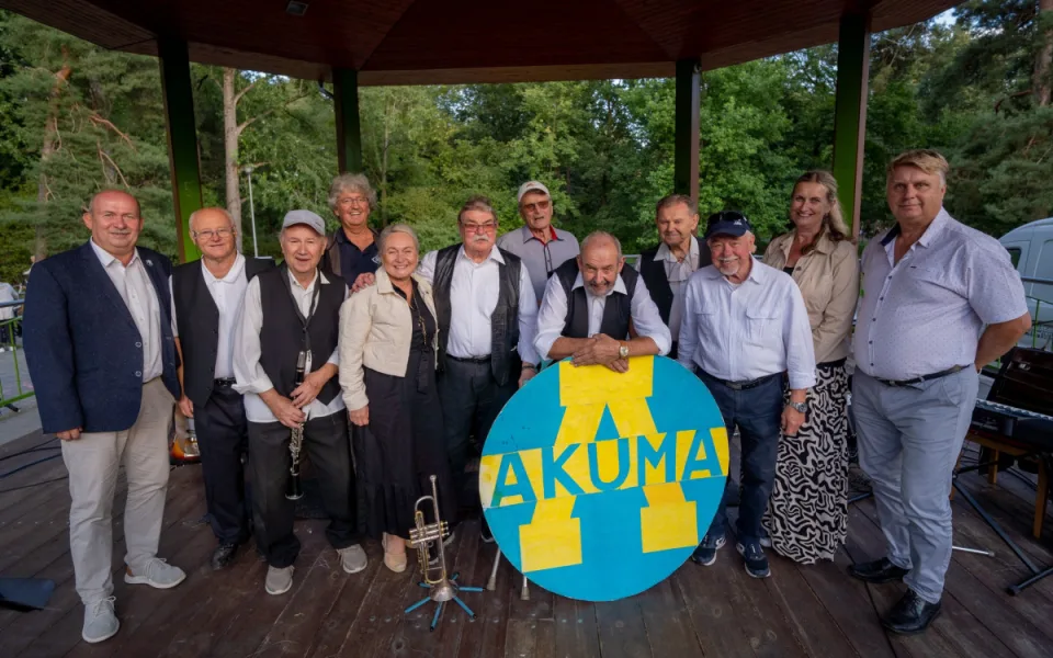 Taneční orchestr s průměrným věkem 80 let se dočkal zápisu do České knihy rekordů