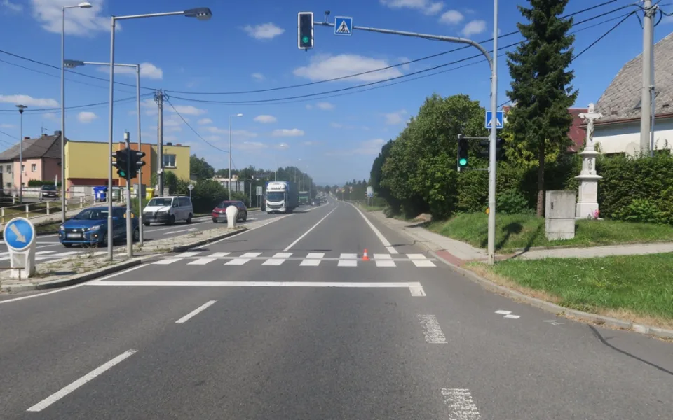 Řidič prosvištěl na červenou kousek od ženy s kočárkem, srazil jejího psa a ujel