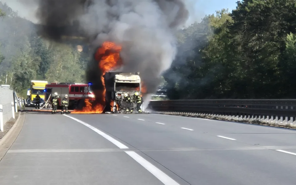 Řidičce na D1 hořel kamion. Z šoku ji dostávali policisté, co se vraceli ze školení