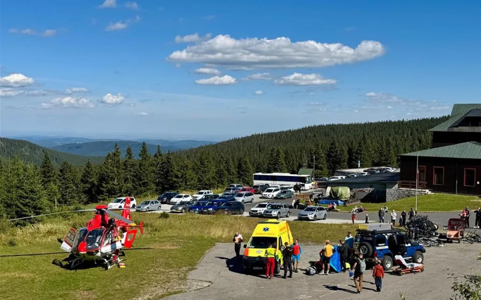 Střet cyklisty s mladou ženou na koloběžce, dívka utrpěla zranění zad a pánve
