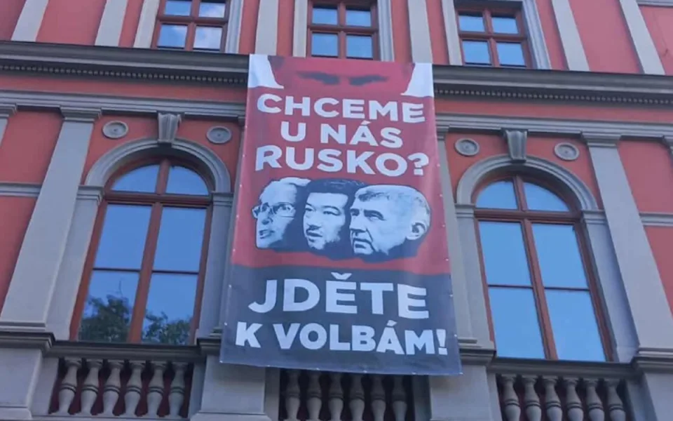 Plakát skupiny Kaputin s českými politiky a Putinem doputoval do Opavy