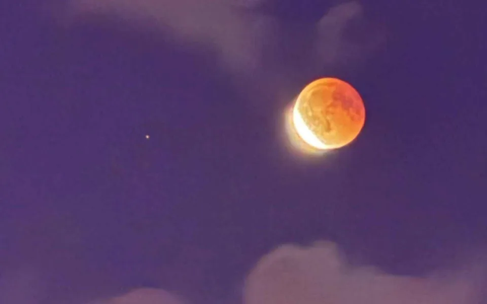 FOTO: Zatmění krvavého úplňku ohromilo Ostravu, Opavu i Havířov