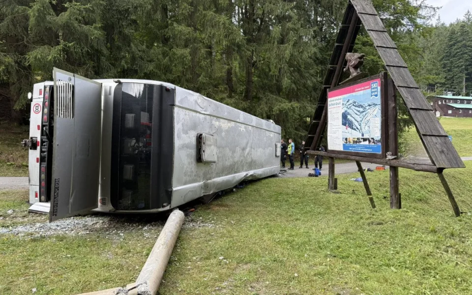 Ve Starých Hamrech havaroval autobus se studenty, jsou hlášeni zranění