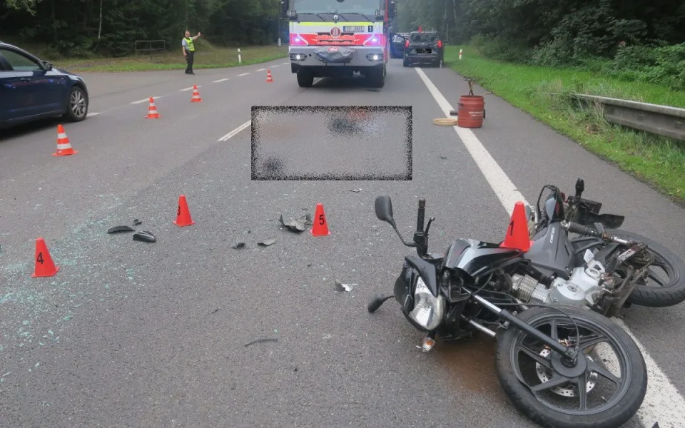 Šestnáctiletý motorkář narazil do auta, zdravotníci ho museli uvést do umělého spánku