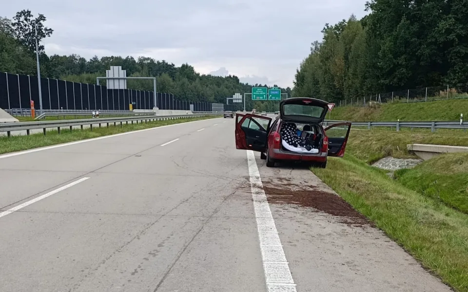 Řidič si ustlal na D48 a nadýchal 3,5 promile. V autě měl přitom malého syna