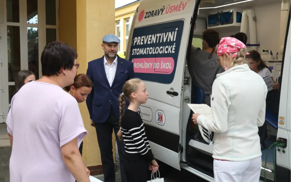 Jen čtyři děti ze 70 měly zuby v pořádku. Dentobus zkontroluje chrup školáků