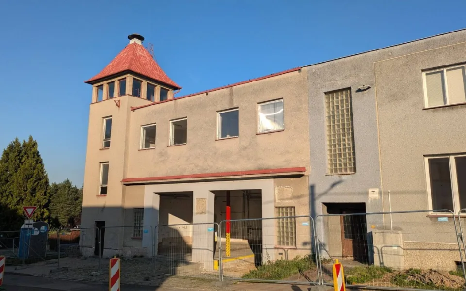 Demolice staré zbrojnice v Klimkovicích uvolní místo pro novou za 70 milionů korun