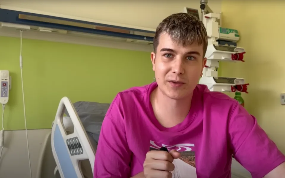 Proč to nezkusit, říká Adam Choma. Podstoupí experimentální léčbu rakoviny kostí