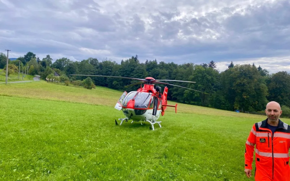 Muž se zranil při pádu z motorky na motokrosové trati, letěl pro něj vrtulník