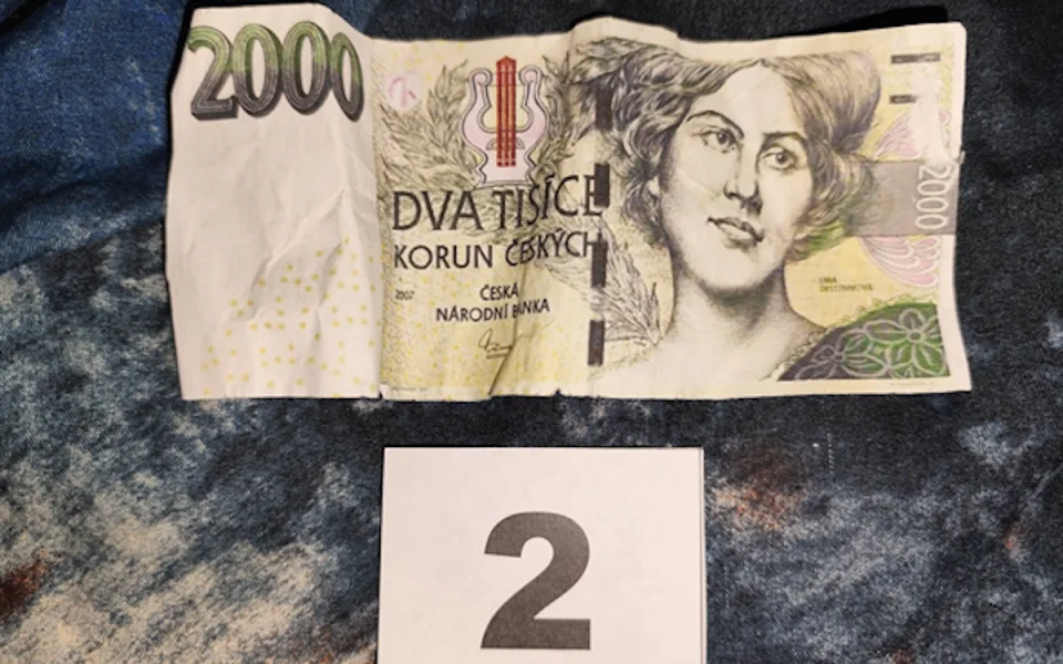 Policie obvinila čtyři lidi kvůli padělání dvoutisícových bankovek.