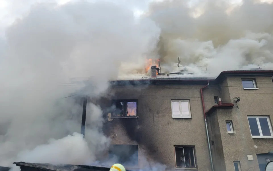 V Bohumíně hořel přístřešek, požár se rozšířil i na blízký dům