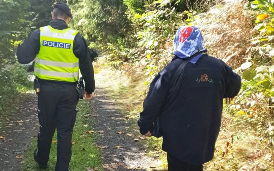 Ztracená? Kdepak. Seniorku s plným košíkem hub hledal v lese manžel i policie