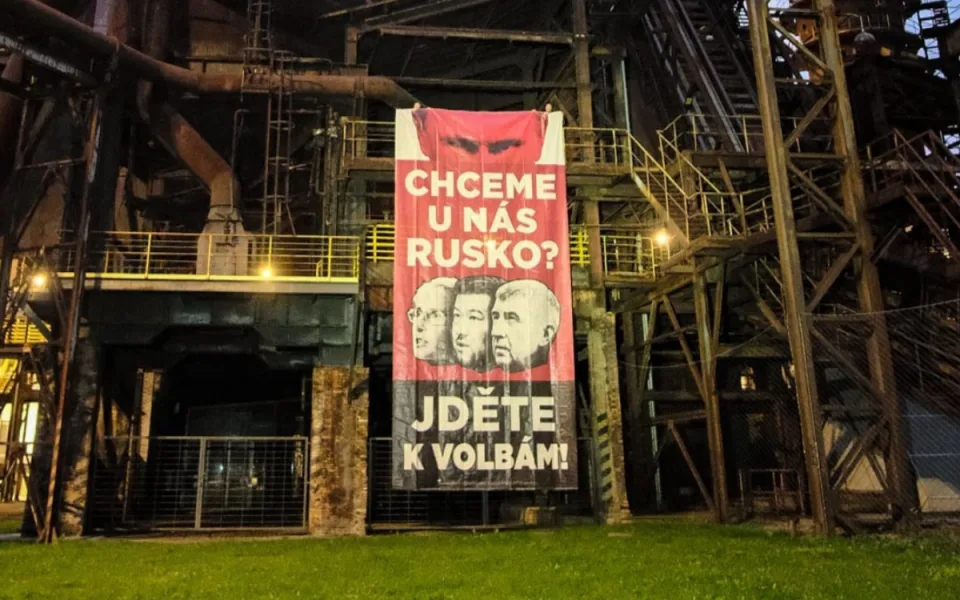 Skupina Kaputin dnes vyvěsila plakát s českými politiky a Putinem v Ostravě
