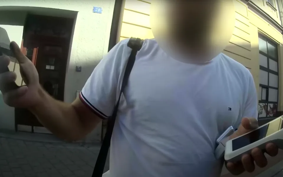 VIDEO: Muž v Ostravě ukradl notebook. Policistům tvrdil, že ho našel a nese na stanici