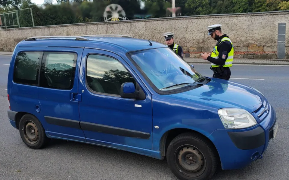 Jízda pod vlivem, bez dálniční známky a s mobilem v ruce. Policisté řešili stovky přestupků