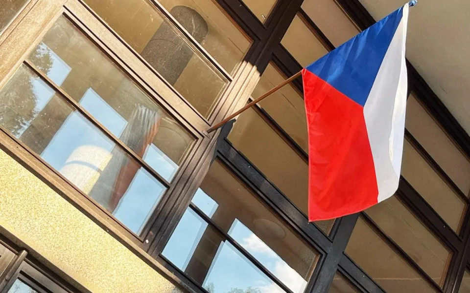 Volební místnosti se uzavřely. Začalo sčítání hlasů