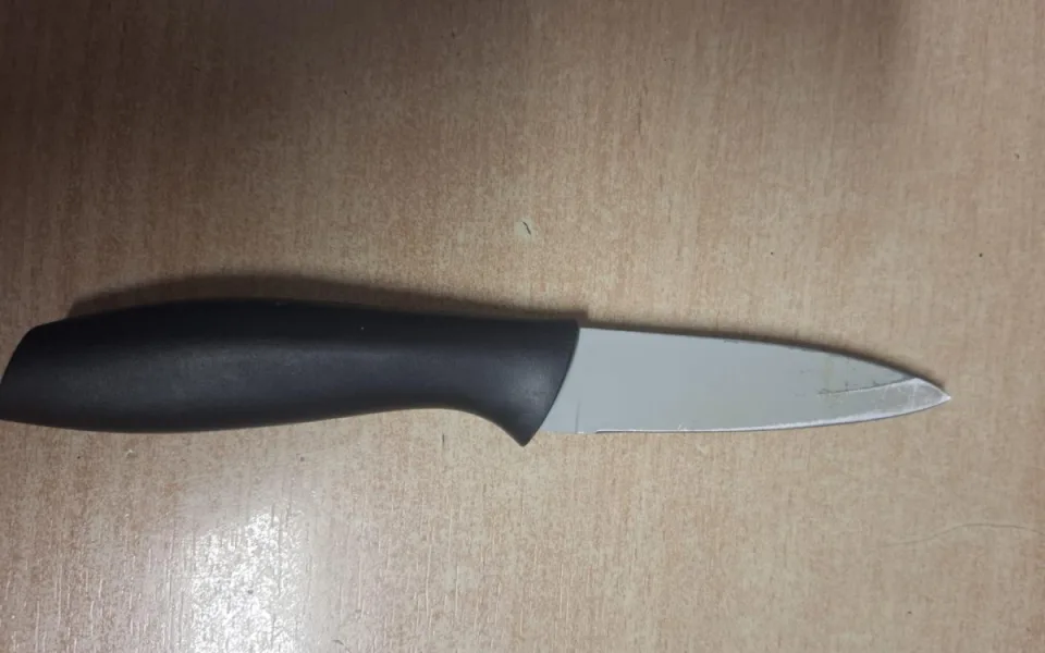 Žena s nožem vyhrožovala přepadením, policisté ji bezpečně zpacifikovali
