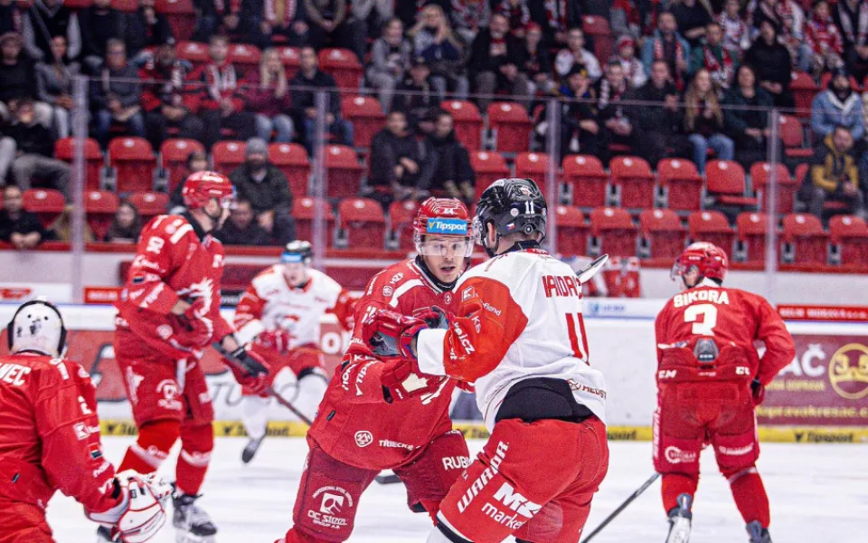 Kurovského hattrick poslal Oceláře do čela extraligové tabulky