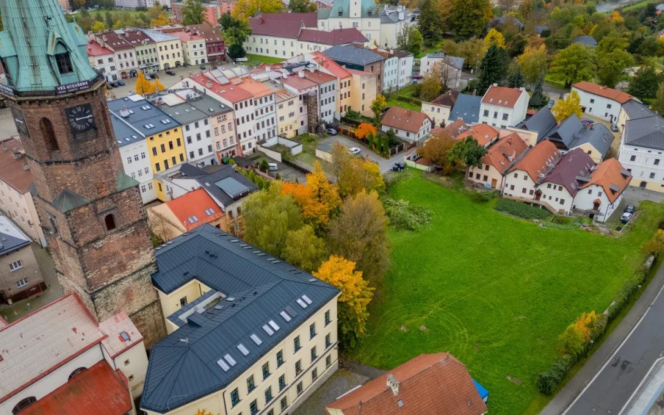 Více parkování a zeleně: Frýdek-Místek promění zanedbanou proluku za 18 milionů