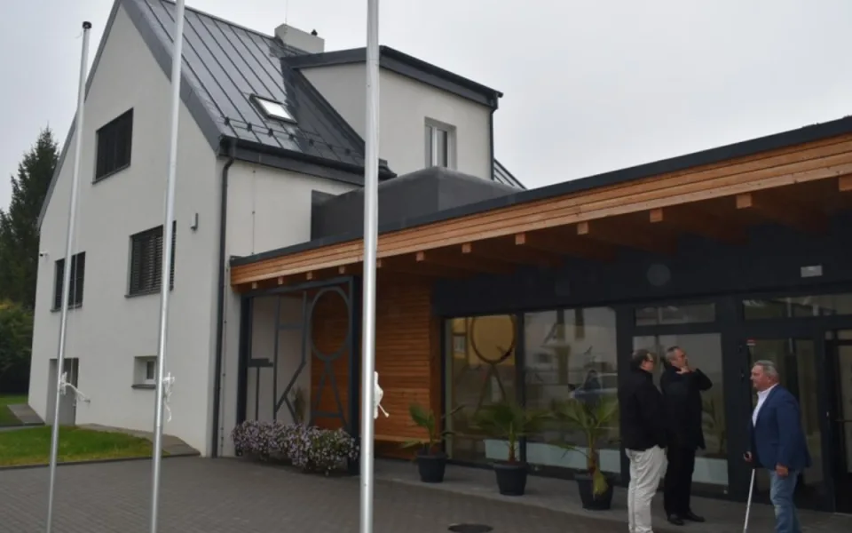 Zastupitelstvo muselo jednat v hospodě. V Ostravě-Lhotce se dočkali nové radnice