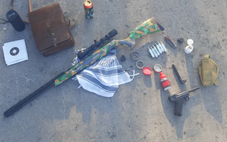 Muž v Opavě si nesl dlouhou střelnou zbraň s optikou, policisté museli zakročit. Foto: Se svolením Policie ČR